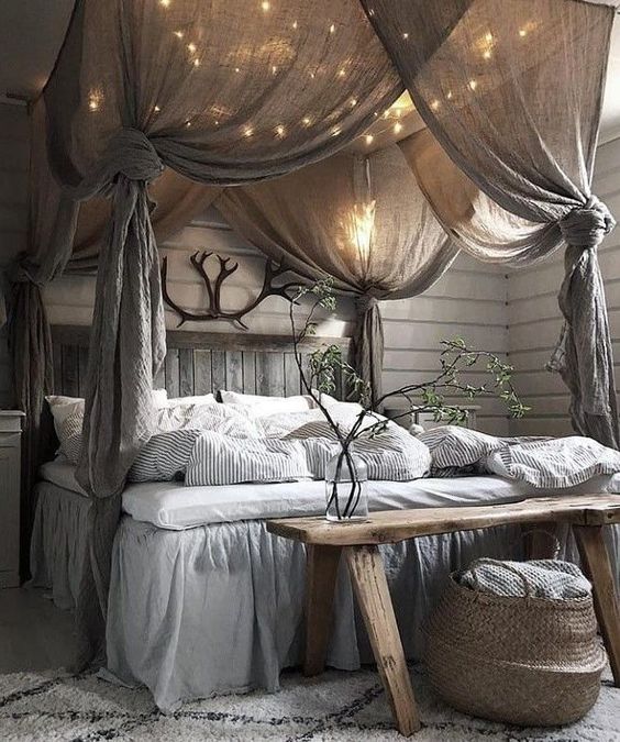 szürke árnyalatú baldachinos ágy