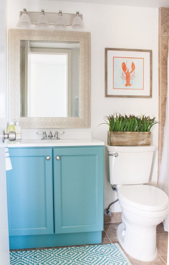 Fürdőszoba kékre festett bútorral