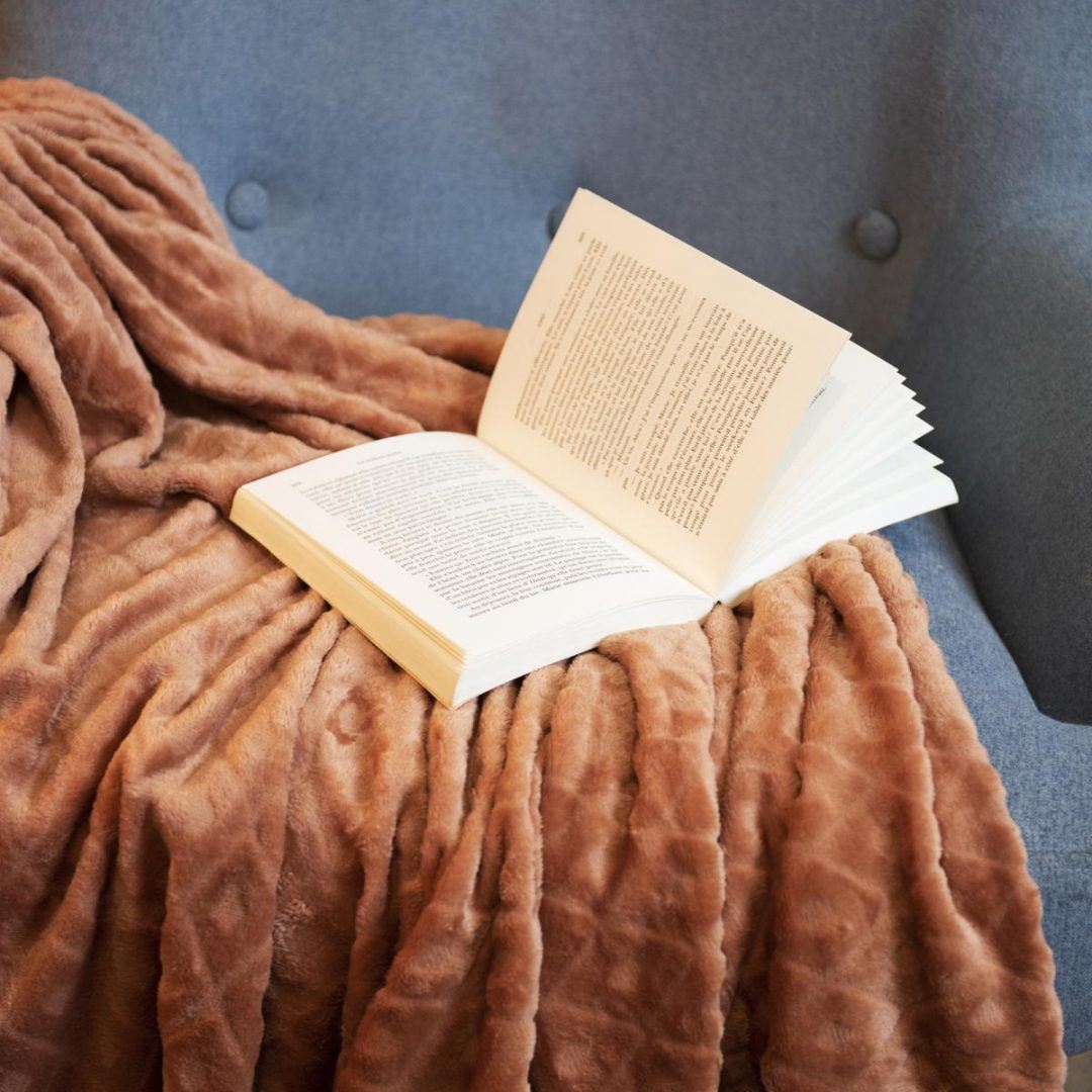 Könyv és őszi árnyalatú takaró